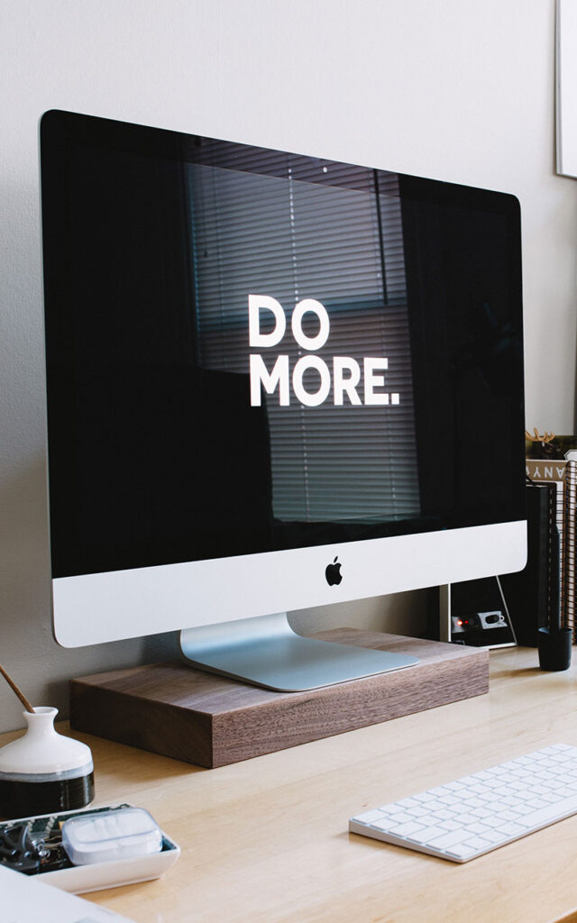 Bureau met iMac met daarop 'Do More'