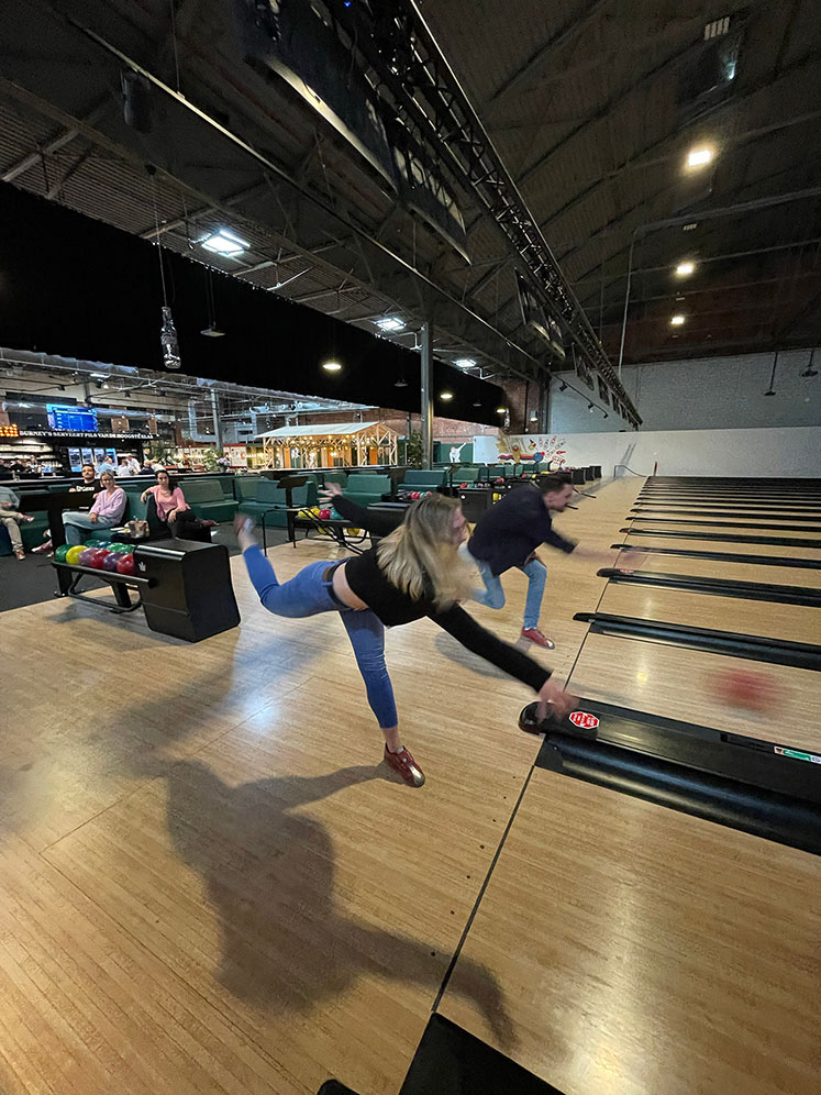 Fauve van der Kloot en Jordy Vervloet aan het bowlen als teambuildingsactiviteit