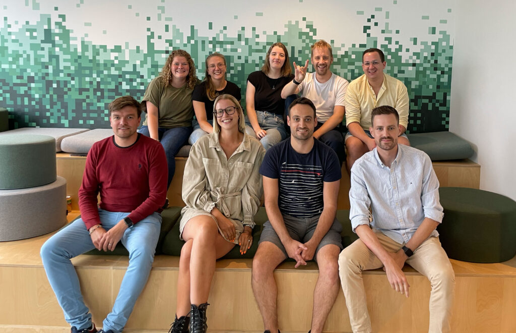 Teamfoto van Uncoded met bovenaan van links naar rechts Steffi Hendrickx, Fauve van der Kloot, Eliane Vanderstadt, Alexander Temmerman en Sven Van Campenhout. Onderaan Jeroen Smans, Maja D'haen, Jan Quintelier en Jordy Vervloet.