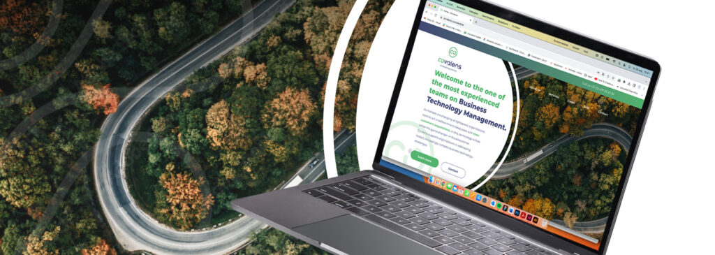 Laptop toont website van Covalens met op de achtergrond een bosweg